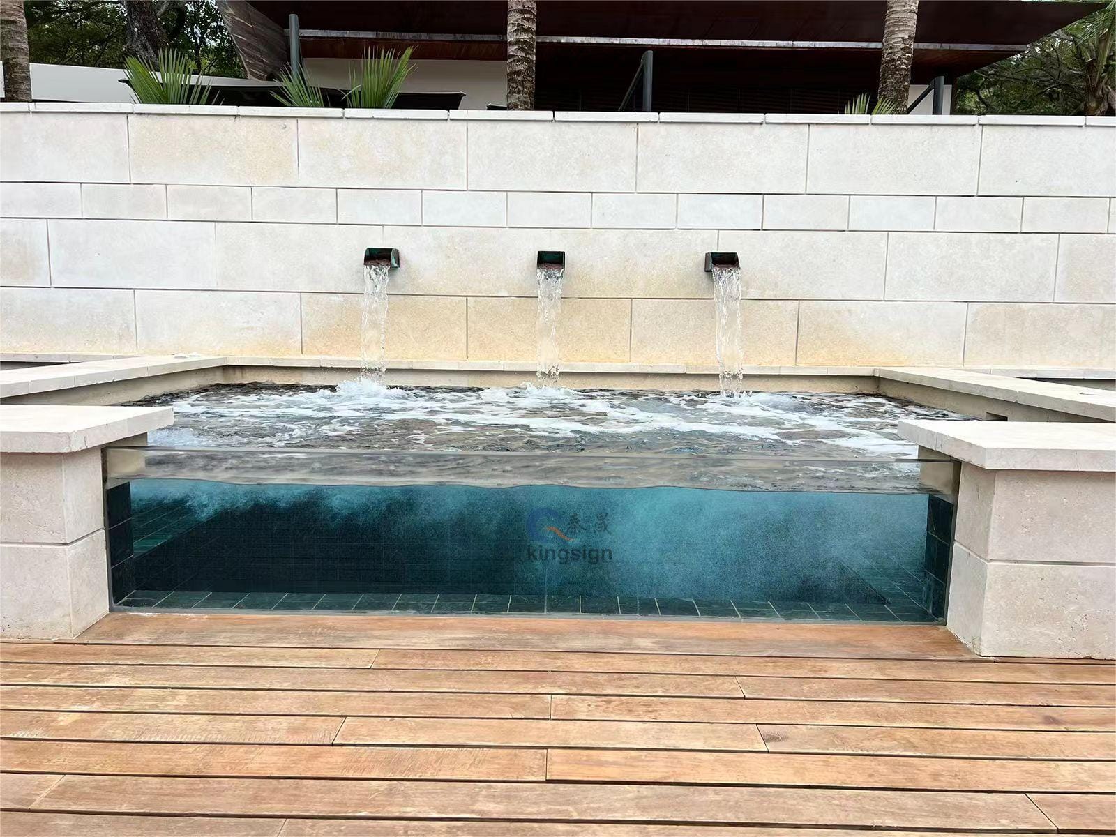 Kodėl vietoj stiklo naudojami akrilo lakštai kaip baseino langai?